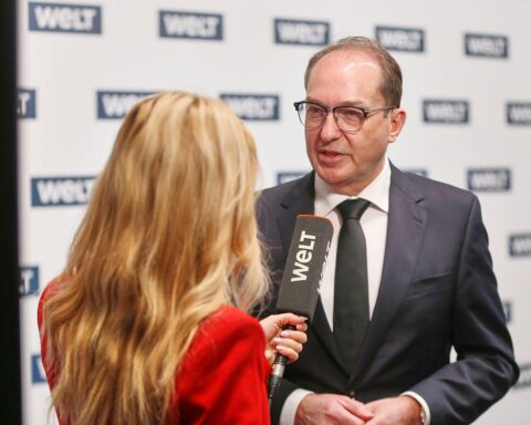 Alexander Dobrindt im Interview, thematisiert Schutz jüdischen Lebens und Antisemitismus in Deutschland.