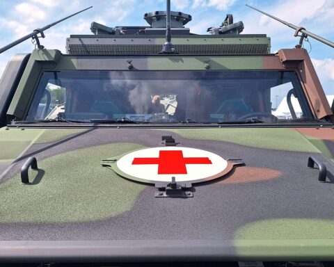 Sanitätsfahrzeug der Bundeswehr, Symbol für unzureichenden Schutz bei Chemiewaffenangriffen in Deutschland.