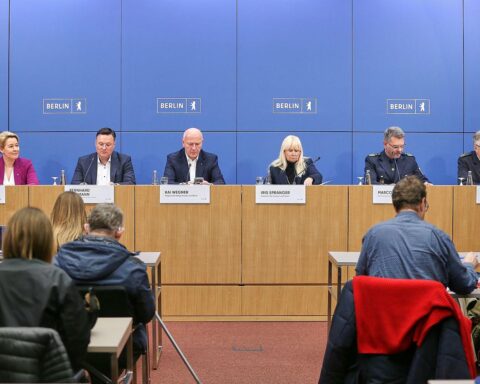 Senatsmitglieder bei Pressekonferenz zu schwerem Stromausfall und terroristischem Anschlag in Berlin.