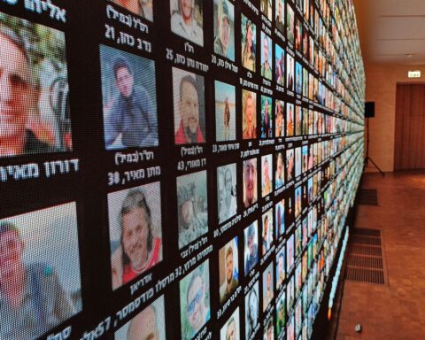 Traurige Erinnerungen: Geiselnahme und Verlust, symbolisiert durch persönliche Gegenstände und Trauernde.