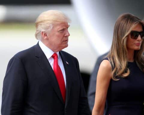 Donald und Melania Trump bei einem offiziellen Anlass, symbolisch für Trumps autoritäre Ambitionen.