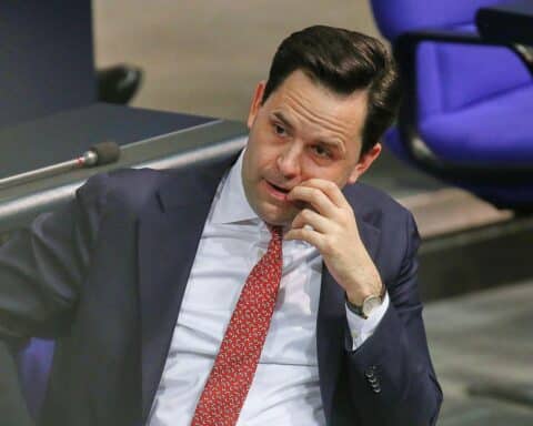 Junge Union gegen Schuldenbremse-Lockerungen: Johannes Winkel diskutiert Generationengerechtigkeit und Zukunftsinvestitionen.