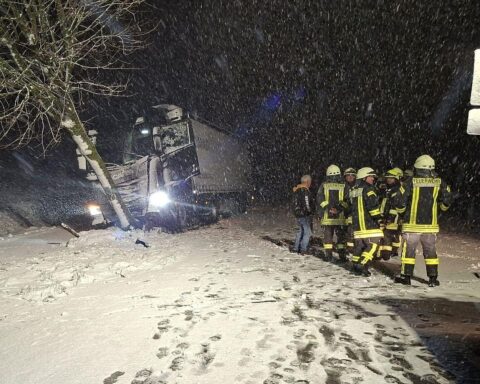 Unfallstelle mit Polizei und Rettungskräften, umgeben von schnee- und eisbedeckten Straßen.
