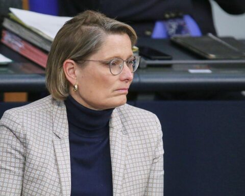 Stefanie Hubig präsentiert Gesetzentwurf zur Digitalisierung und Modernisierung des Schiedsverfahrensrechts in Deutschland.