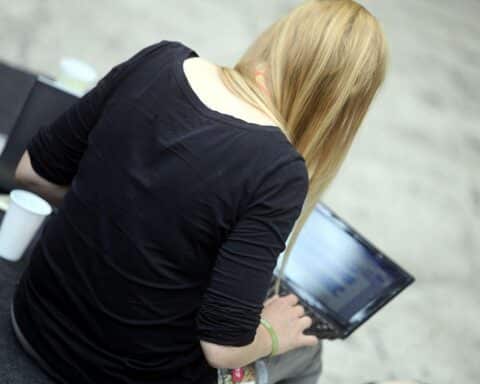 Rechenzentrum-Expansion: Grafik mit Computer, Graphen und Symbolen für Strom und KI-Kapazitäten.