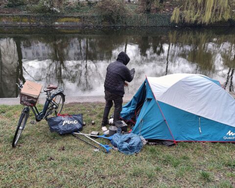 Obdachlose suchen Schutz vor Kälte – dringender Handlungsbedarf für Kommunen und Hilfsorganisationen.