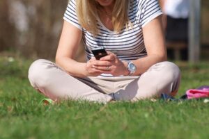 Smartphone-Nutzerin steuert digitales Gesundheitstool für direkte Arztüberweisungen ohne persönlichen Kontakt.