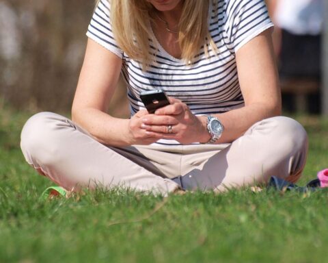 Smartphone-Nutzerin steuert digitales Gesundheitstool für direkte Arztüberweisungen ohne persönlichen Kontakt.