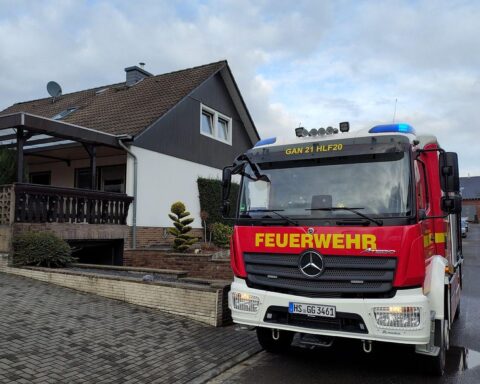Kellerbrand in Einfamilienhaus, Feuerwehr im Einsatz, zwei verletzte Personen, Rettungsmaßnahmen durchgeführt.