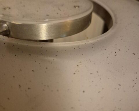 Rußige Wände und Rauch in einem Zimmer nach Kerzenbrand, Feuerwehr im Einsatz.