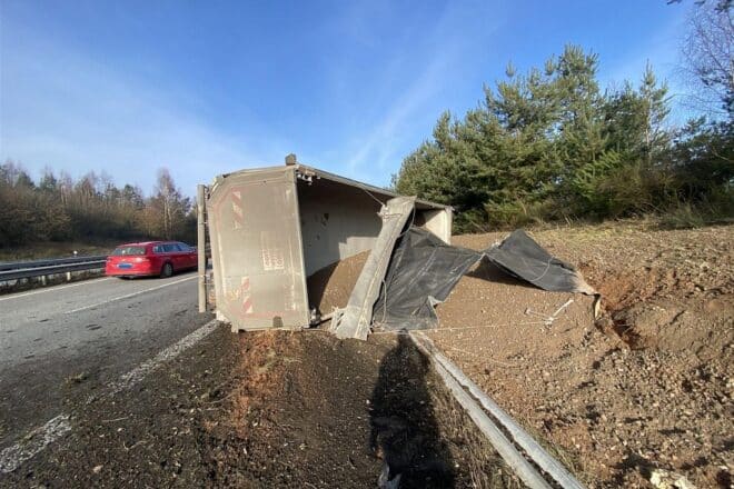 Kipplaster nach Reifenplatzer auf A63 bei Sembach umgekippt