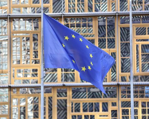 EU-Fahnen symbolisieren Einheit, während Lars Klingbeil für ein starkes, unabhängiges Europa plädiert.