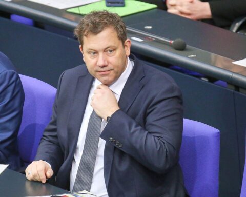 Lars Klingbeil diskutiert strikten Sparkurs und Haushaltskonsolidierung für Bundesregierung.