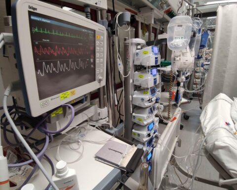 Protestierende Klinikvertreter in Berlin, mit Schildern gegen Betrugsvorwürfe im Gesundheitswesen.