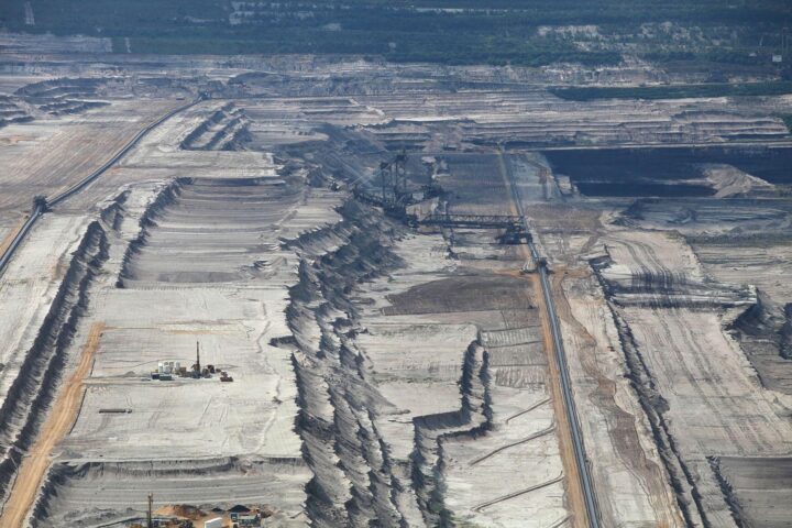 Kohleabbau im Tagebau Hambach: sinkende Kohleverstromung, wachsende erneuerbare Energien, historische Tiefststände.