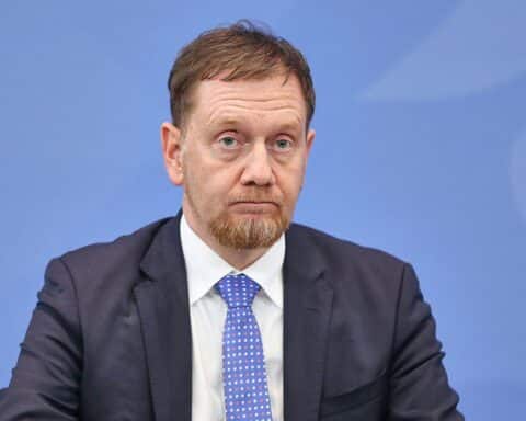 Ministerpräsident Kretschmer ehrt den verstorbenen Staatskanzleichef Günter Meyer in Dresden.