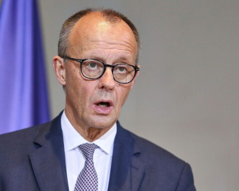 Politikerdiskussion über US-Angriffe auf Venezuela: Merz, Brantner, Kritik, Imperialismus und Völkerrecht.