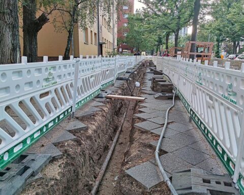 Aufgerissener Bürgersteig in Berlin symbolisiert Infrastrukturprobleme und Sicherheitsrisiken für kritische Systeme.