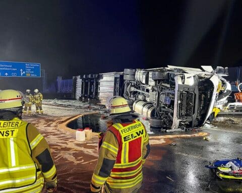 Umgekippter LKW auf Autobahn, Rettungskräfte arbeiten an Unfallstelle, Polizei ermittelt.