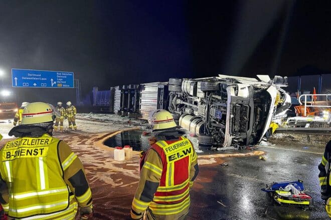 Kühl-Lastwagen kippt auf A2 bei Bad Salzuflen – Ein Toter
