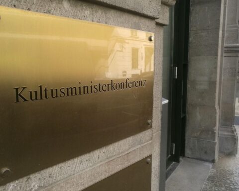 Sächsische Kulturministerin übergibt Präsidentschaft der Kultusministerkonferenz an Rheinland-Pfalz, betont Zusammenarbeit.