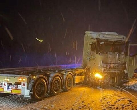 Schwerer LKW-Unfall auf der Autobahn, Polizei vor Ort, Verkehrsbehinderungen und Bergung im Gange.
