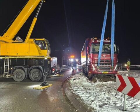 LKW-Unfall blockiert Straße: Abgekommener Sattelzug im Kreisverkehr bei winterlichen Bedingungen.