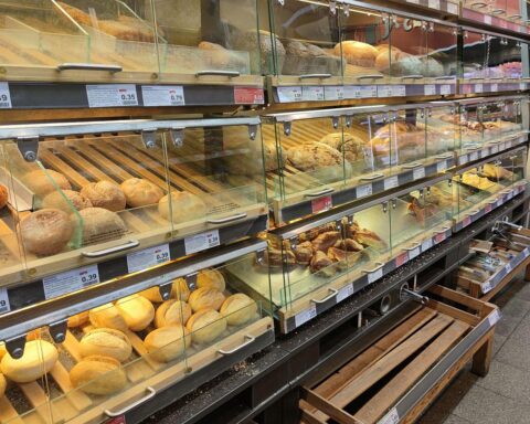 Supermarkt-Brotregal, Symbol für Inflationsauswirkungen und steigende Preise im Alltagsleben.