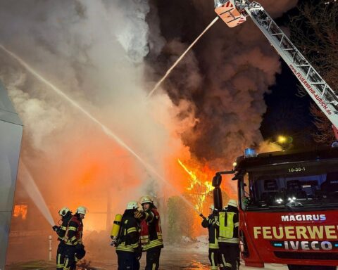 Großfeuer in Aurich zerstört Lagergebäude, Feuerwehr kämpft gegen Flammen bei extremen Temperaturen.