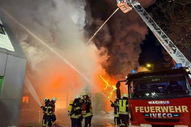 Lagergebäude in Aurich nach Durchzündung komplett zerstört