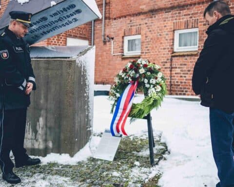 Kranzniederlegung in Kiel zum Gedenken an Klara Stier-Somlo und gegen Antisemitismus.