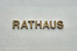 Ein enttäuschter Politiker im Rathaus diskutiert über die finanzielle Krise der Kommunen.