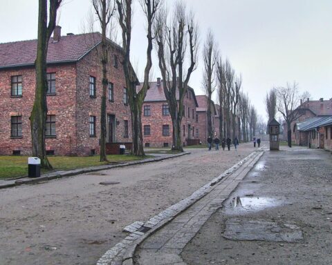 Gedenkstunde in Düsseldorf erinnert an die Opfer des Nationalsozialismus, besonders sexuelle Minderheiten.