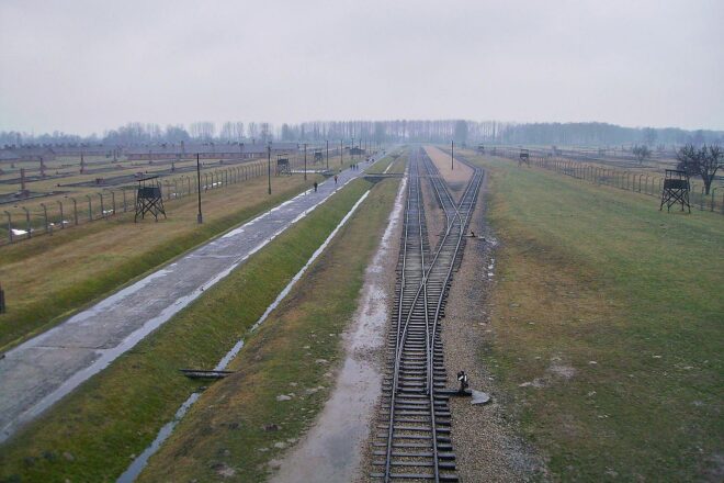 Landtagspräsident übergibt NS-Dokumente aus Neuss an Auschwitz-Gedenkstätte