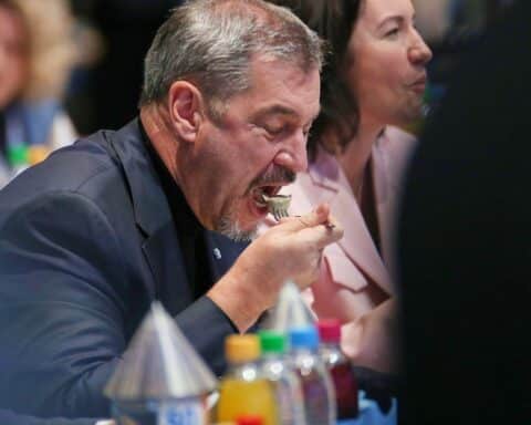 Markus Söder posiert lächelnd, symbolisiert Nähe und Lebensstil in der Politik.