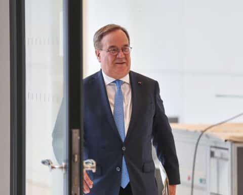 Armin Laschet diskutiert über Trumps mögliche Rolle beim Sturz des iranischen Regimes.