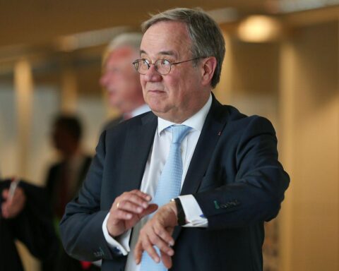 Armin Laschet diskutiert potenziellen europäischen Atomschirm; skeptisch über aktuelle Machbarkeit und Kosten.