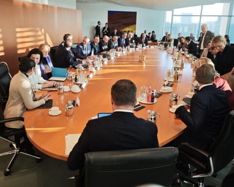 Armin Laschet kritisiert mangelnde Eigenständigkeit der Minister in der schwarz-roten Bundesregierung.