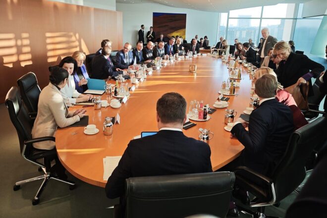 Laschet wirft Merz-Ministern Unselbstständigkeit vor