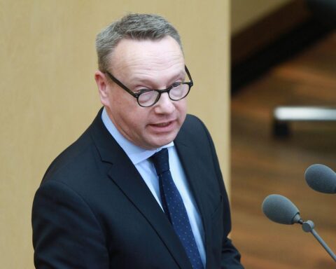 Benjamin Limbach präsentiert Gesetzentwurf zur Richterbesetzung in NRW 2026, Diskussion im Frühling geplant.