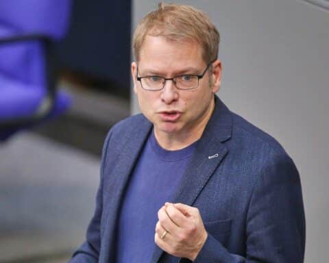 Lorenz Gösta Beutin solidarisiert sich mit streikenden Beschäftigten des UKSH in Schleswig-Holstein.