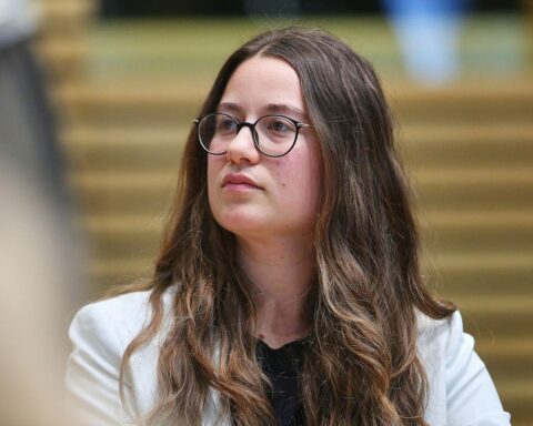 Lena Saniye Güngör besucht Streiklokal am Universitätsklinikum Jena, unterstützt Lohnerhöhungen für Beschäftigte.