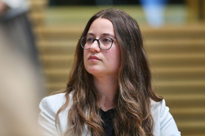 Linke-Politikerin Güngör zeigt Solidarität mit Streikenden am UKJ Jena