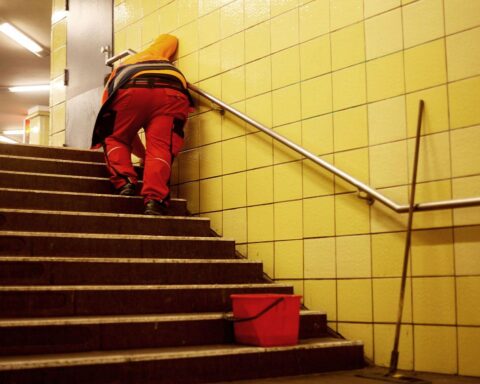 Eine Reinigungskraft in einer U-Bahn-Station symbolisiert die Herausforderungen von Teilzeitarbeit.