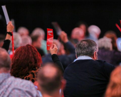 Parteitag der Linken in Dresden, Mitglieder stimmen ab, symbolisiert politischen Zuwachs und Engagement.