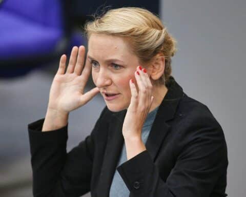 Ines Schwerdtner kritisiert Regierungspolitik zur Wirtschaft und fordert umfassende Reformen für soziale Gerechtigkeit.