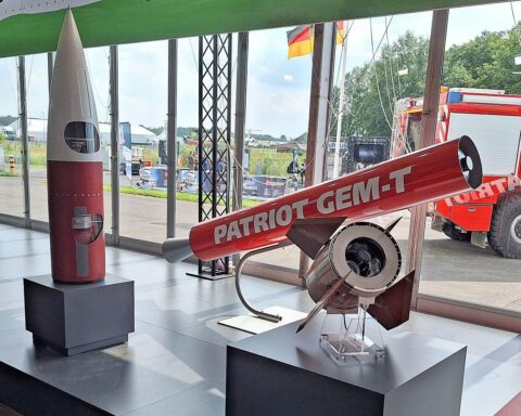 Jan van Aken diskutiert militärische Verteidigung, Patriot-Raketen und Sicherheitsstrategie in Europa.