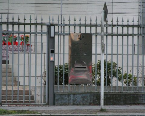 Protestierende Menschen vor der iranischen Botschaft fordern Menschenrechte und Unterstützung gegen das Regime.