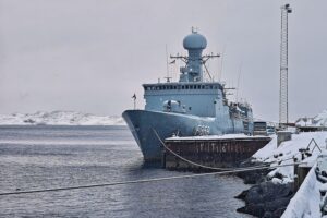 Dänisches Kriegsschiff in Grönland, symbolisiert militärische Spannungen und politische Debatten über Sicherheit.