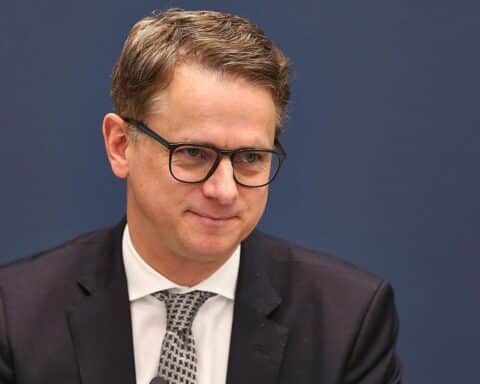 Carsten Linnemann spricht über Minijobs und Nettolöhne vor einem Publikum oder Kamera.